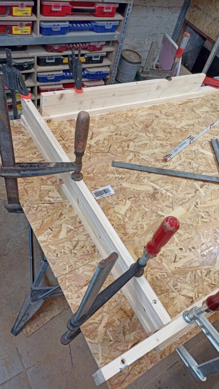 Detailaufnahme einer Werkbank mit Werkzeugen und Elektronik