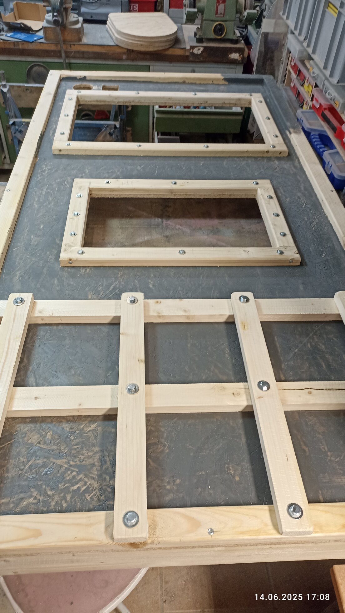 Prototyp einer animatronischen Tür in der Werkstatt