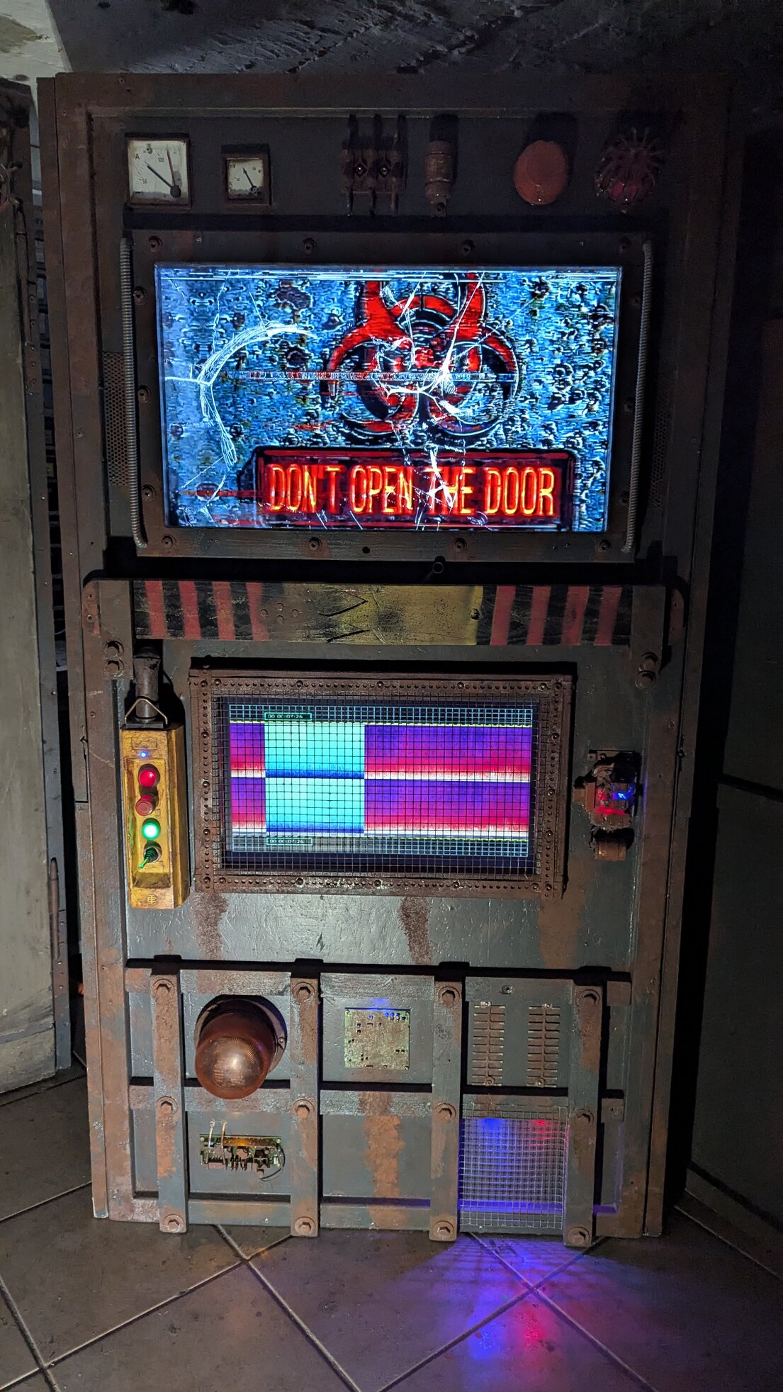 Zombie Contaminant mit Haupt- und Effekt-Display in Aktion