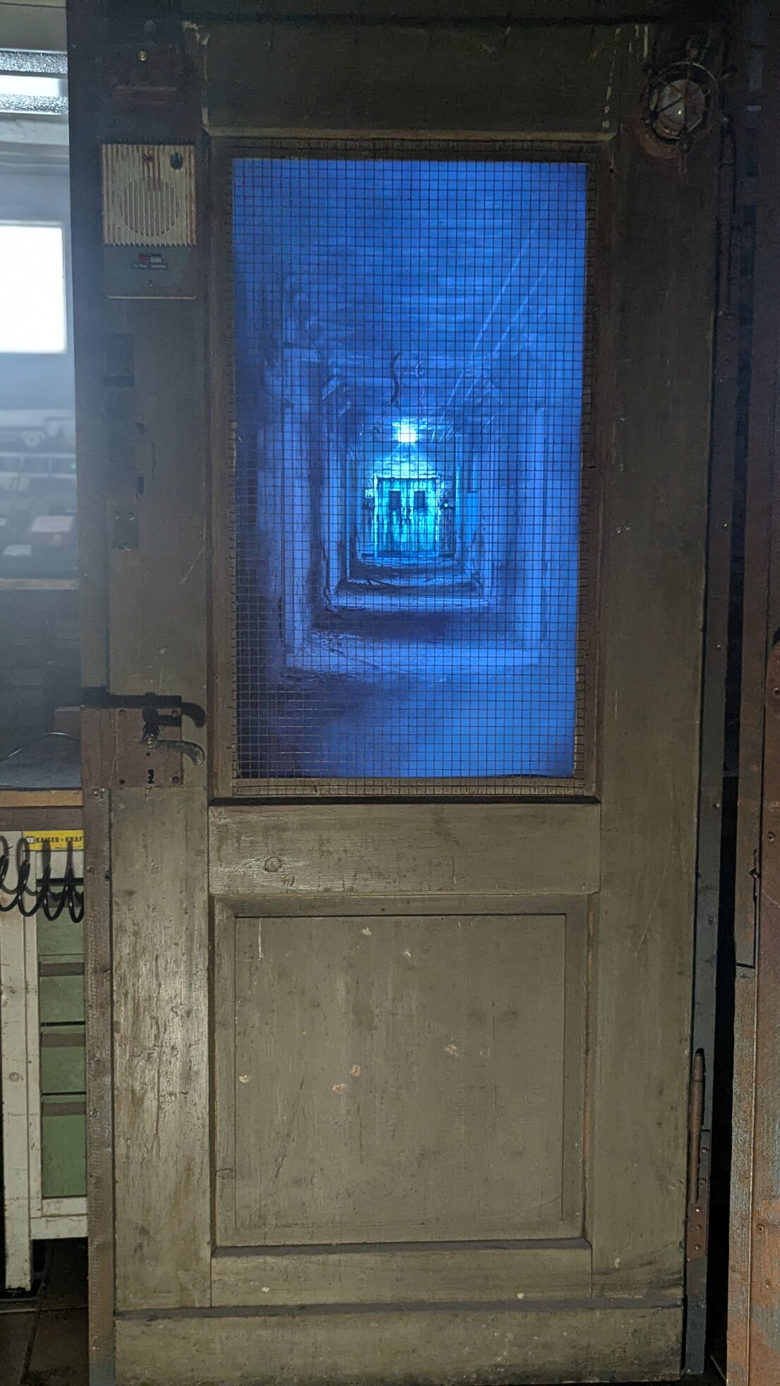 Zombie Contaminant mit Haupt- und Effekt-Display in Aktion